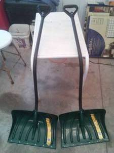 lot 422 image: NEW Ergonomic Snow Shovels (2)