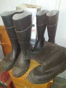 lot 434 image: Like New Rubber Boots 3 pair