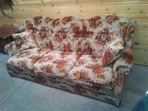 lot 478 image: Vintage Sofa and Love Seat.