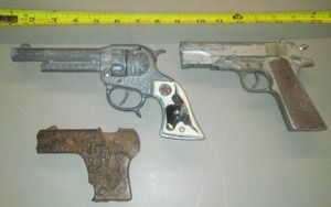 lot 479 image: Vintage Toy Cap Pistols (3)