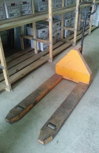 lot 287 image: Pallet Jack - Works great, Smooth roller