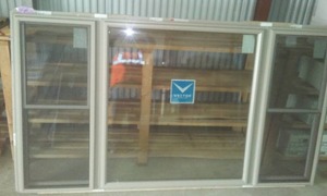lot 293 image: Vector Picture Window with mulled double hung flanking. New,