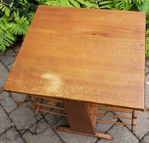 lot 32 image: Mid-Century Pine Side Table Magazine Rack
