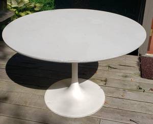 lot 27 image: Knoll Mid-Century Tulip Table