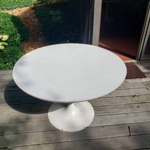 lot 28 image: Knoll Mid-Century Tulip Table (b)