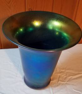 lot 90 image: Lundberg Studio Art Irridescent Vase M97