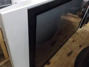 lot 3 image: 43 LG Powers On...