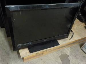 lot 7 image: 32 Vizio Powers On...