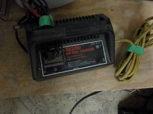 lot 27 image: 10250 Battery Charger...