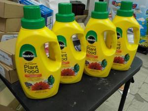 lot 167 image: 4 - 1 qt Bottles Miracle Gro Plant ...