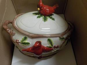 lot 256 image: Cardinal Soup Toureen...