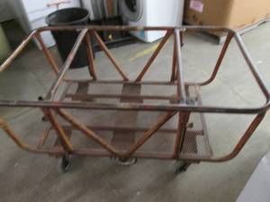 lot 500 image: Commercial grade cart on wheels, makes nice sharp turns