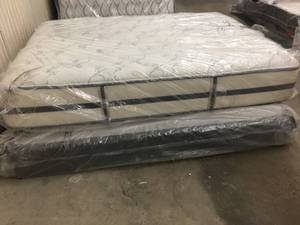 lot 11 image: Brand New Simmons BeautyRest Maywood Park Pillowtop Plush Queen Mattress