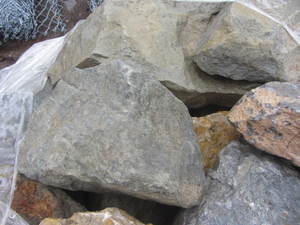 lot 44 image: Mixed limestone, pallet approx 2ft ...