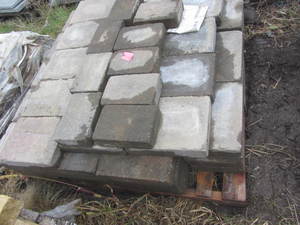 lot 18 image: Concrete pavers mixed sizes, pallet...