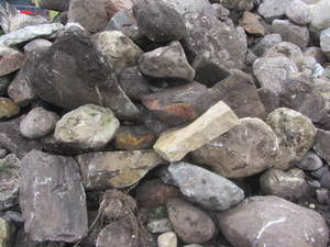 lot 29 image: Fieldstone, 4 to 20, one loader b...