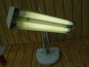 lot 104 image: Poseable Desk Lamp