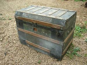 lot 100 image: Antique Steamer Trunk