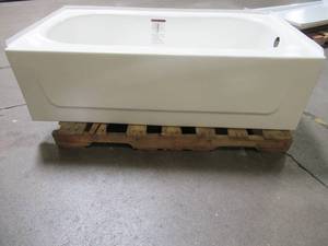 lot 225 image: Bootz Kona 54 x  Right Drain Rectangular Alcove Soaking Bathtub in White, 011-3302-00 - Slight Enamel Damage