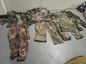 lot 135 image: HUNTING CLOTHES, YOUTH SIZE