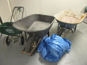 lot 147 image: WHEELBARROWS, SCOTS SPEEDY QREEN FERTILIZERGRASS SEED SPREADER, 50 SOAKER HOSE, TARP