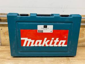 lot 47 image: MAKITA 8 Amp 1 in. Corded SDS-Plus ConcreteMasonry AVT (Anti-Vibration Technology) Rotary Hammer Drill with Handle Hard Case