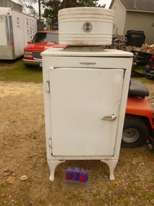 lot 18 image: 1930s GE Refridgerator. Untested. Needs a little tlc. As shown.