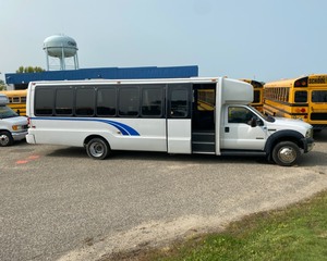 lot 3 image: 2007 Ford F-550 XLT Super Duty Bus