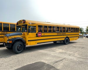 lot 9 image: 2004 International School Bus