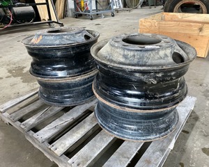 lot 27 image: 22.5 Stud Piloted Wheels