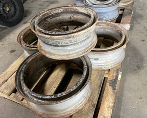 lot 26 image: 10x11R22.5 Dayton rims