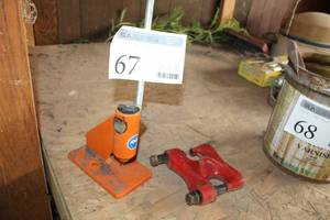 lot 67 image: Chainsaw Sharpener, Chainsaw Rivet-eze II