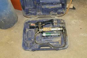 lot 101 image: Lincoln Grease Gun, Case