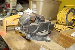 lot 119 image: Bench Vise 5