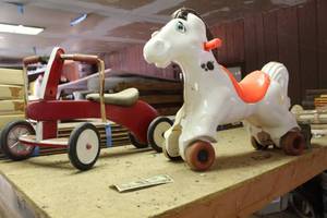 lot 135 image: Lot of (2) CarHorse Riding Kids Toys