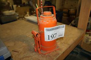 lot 197 image: Hydraulic Bottle Jack 20-Ton