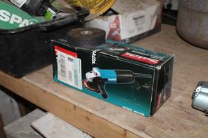 lot 206 image: Makita Angle Grinder 4-12 9557NB, Metal Cut-Off Discs