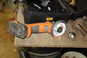 lot 213 image: Ridgid 18V Cordless 4.5 58 Grinder R86040
