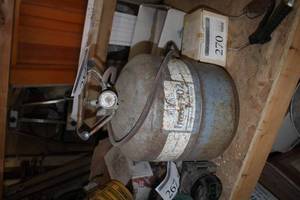 lot 266 image: Du Pont Freon 502 Dispos-A-Can Portable Air Tank with Valve, Hose