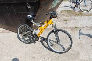 lot 325 image: Magna Excitor Series  10-speed  20-inch Trail Bike