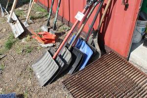 lot 343 image: Lot of (8) Snow Shovels