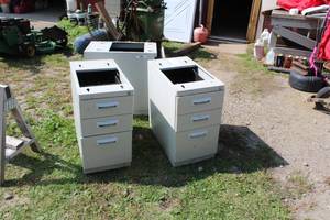 lot 375 image: Lot of (3) Personal Undercounter Cubicle Metal File Cabinets 3-Drawer