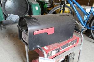 lot 353 image: U.S. Mail Box