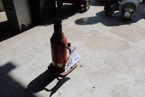 lot 361 image: Hydraulic Bottle Jack 12-Ton