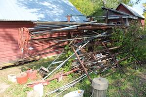 lot 400 image: Scrap Metal PipeBar, Gas Cans, Sink, Bug Zapper, And More