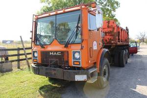 lot 1 image: 1993 Mack Dump Truck MP688S