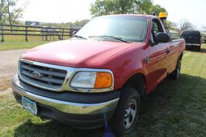 lot 4 image: 2004 Ford F-150 Heritage XLT 2-Door Regular Cab wLift Gate