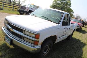 lot 5 image: 1999 Chevrolet C2500 2-Door Regular Cab Work Truck