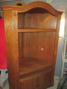 lot 19 image: Corner Cabinet (Aprox 46 X 10 X ...