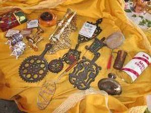 lot 21 image: Vintage Home Dcor Items See Phot...